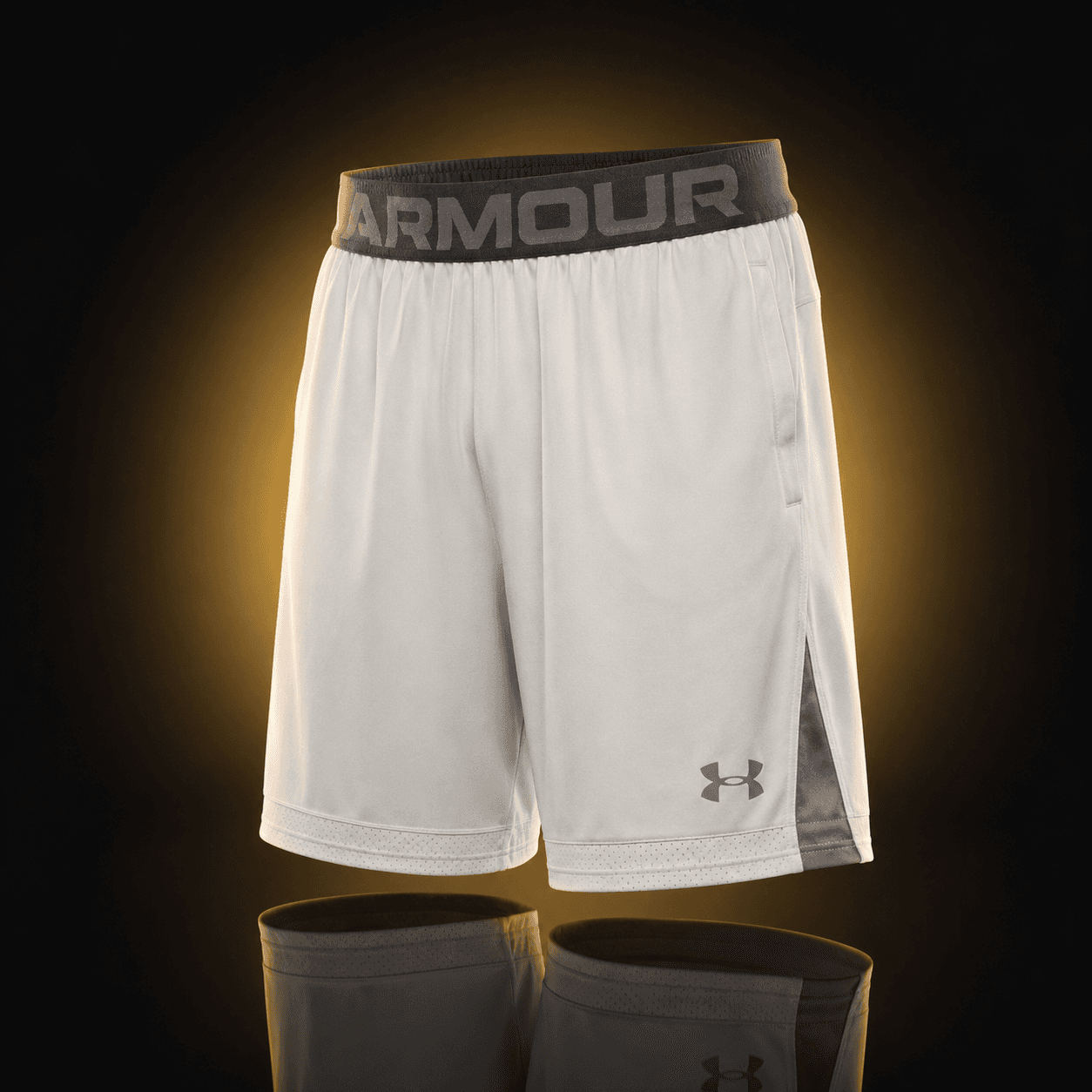 Short deportivo blanco con halo dorado