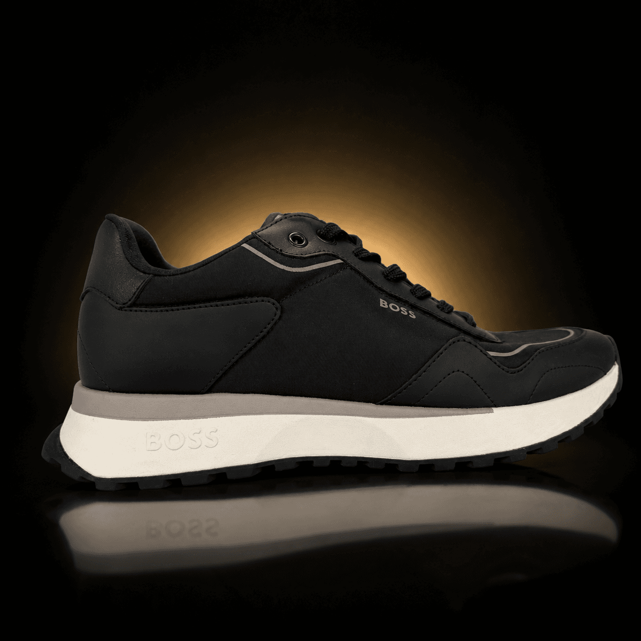 Tenis BOSS negro con suela blanca