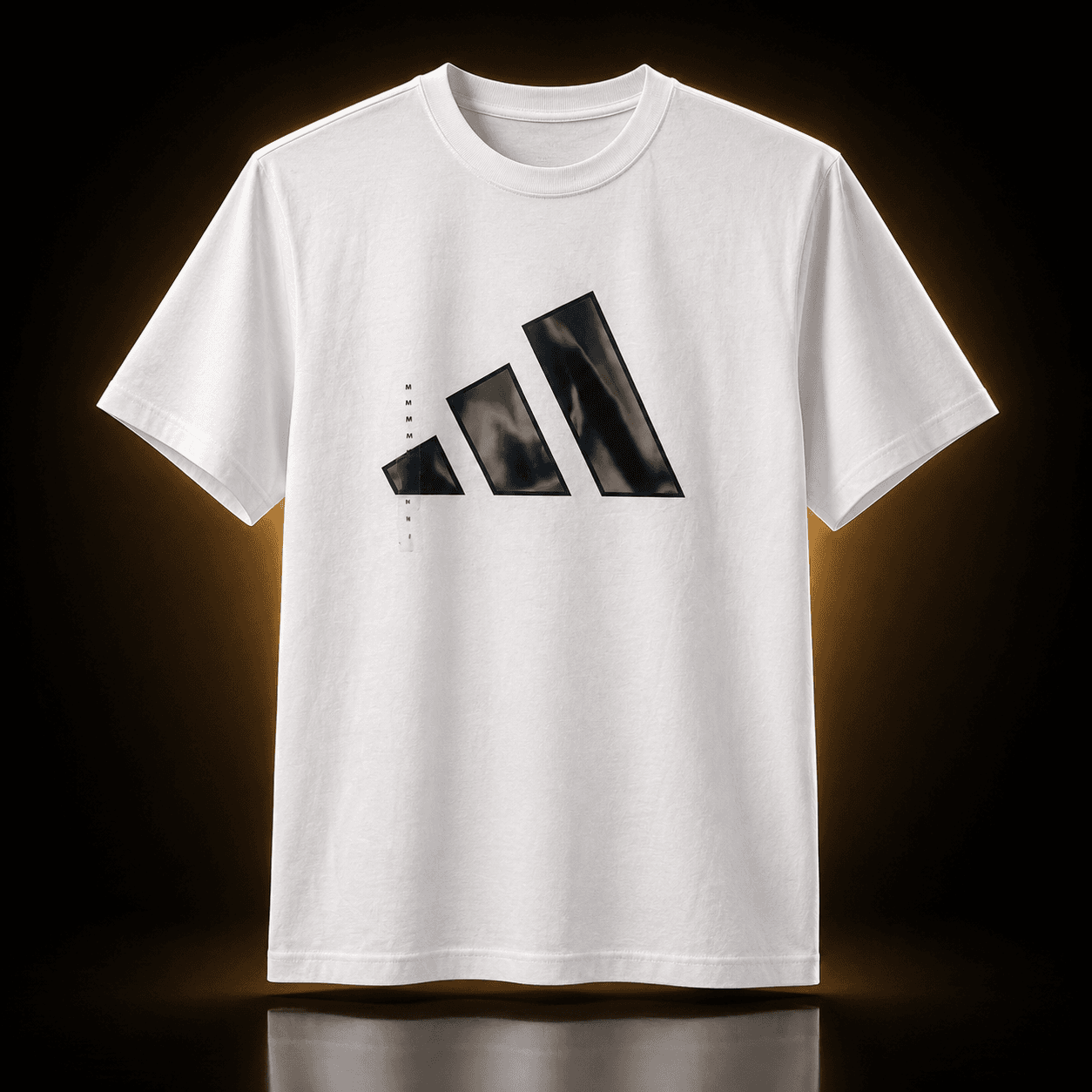 Camiseta Adidas blanca con logo negro degradado