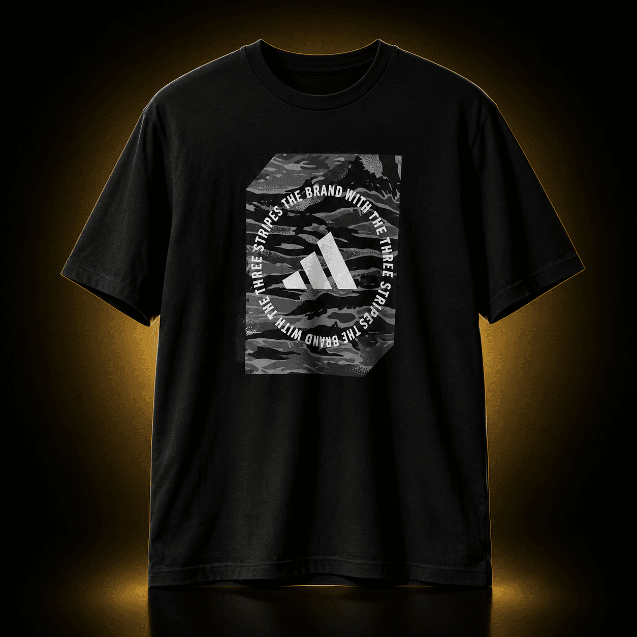 Camiseta Adidas negra con estampado camuflaje