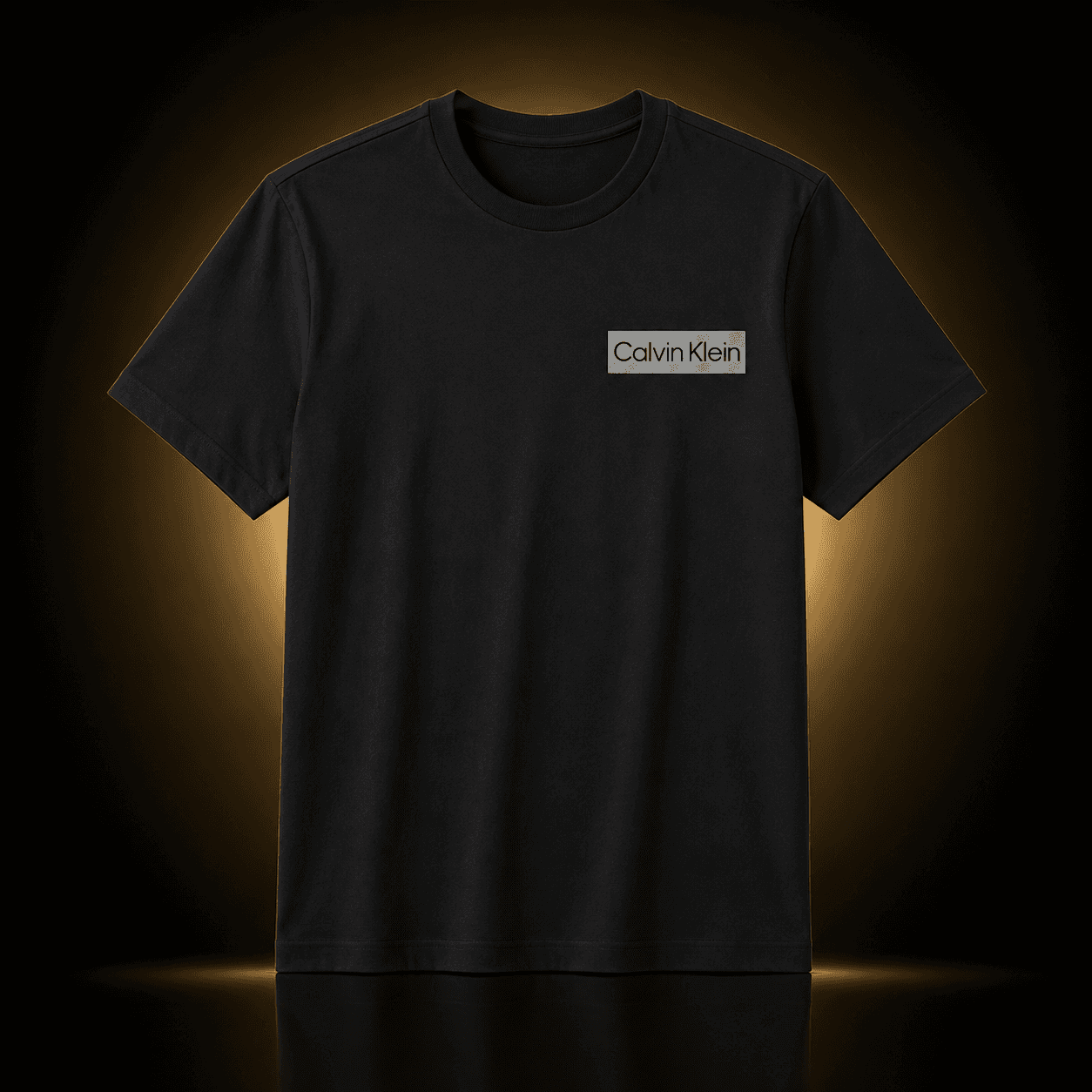 Camiseta Calvin Klein negra con halo dorado